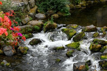 Naklejka na ściany i meble Petite cascade sur une rivière de montagne avec des rochers recouvert de mousse