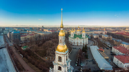 Obraz premium Aerial top view to St. Nicholas Naval Sea Cathedral in sunny day. Panorama of evening historical city center. Orthodox church located on banks of Kryukov and Griboyedov canal. Saint Petersburg. Russia