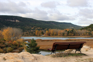 Bench to enjoy the landscape offered by the Uña lagoon in the Cuenca mountains