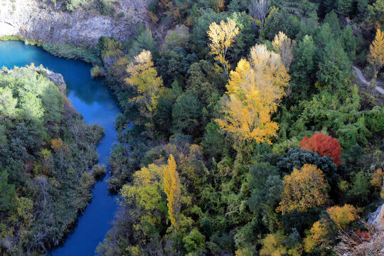 Colorful autumn landscape of the Jucar river as it passes through the Cuenca mountains © Adolfo Nuñez