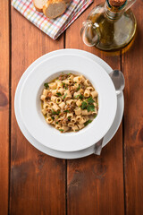 Piatto di deliziosa pasta con lenticchie e pancetta, cucina italiana