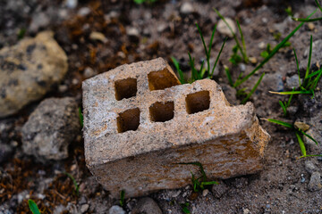 Bruchstück eines Lochziegels