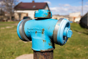 Niebieski zardzewiały hydrant. - obrazy, fototapety, plakaty