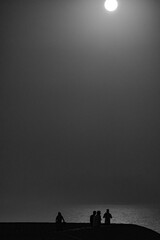 Siluetas de luna llena sobre el Dalt Vila