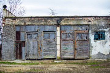 Fototapeta na wymiar Very old garage door for storing farm equipment.