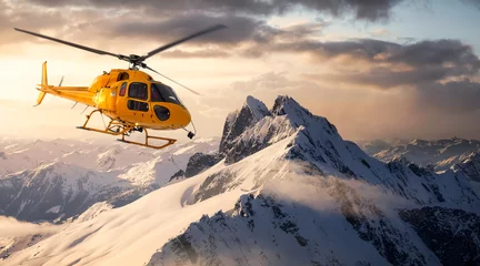 Rollo Gelber Hubschrauber, der während eines sonnigen und dramatischen Sonnenuntergangs über die Rocky Mountains fliegt. Luftlandschaft aus British Columbia, Kanada in der Nähe von Squamish und Vancouver. Extremes Abenteuer-Composite © edb3_16