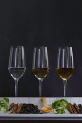 Catado de tequilas blanco, reposado y añejo; plato de cerámica con canela, cucharas con miel de agave, granos de café y cáscara de limón.