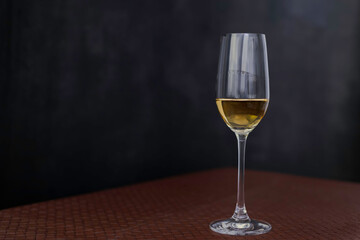 Catado de tequilas. Copa con tequila reposado.