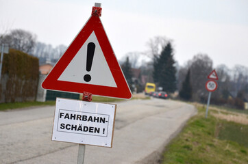 Fahrbahnschäden und Frostaufbrüche auf einer Straße in Österreich, Europa - Road damage and frost breakouts on a street in Austria, Europe © Spitzi-Foto