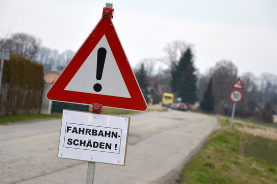 Fahrbahnsch&auml;den und Frostaufbr&uuml;che auf einer Stra&szlig;e in &Ouml;sterreich, Europa - Road damage and frost breakouts on a street in Austria, Europe