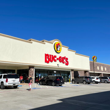 The exterior of a Buc ees gas station, fast food restaurant, and convenience store