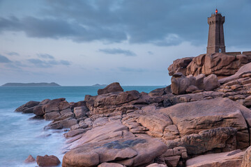 Phare de Ploumanac'h en fin de journée en Bretagne , France