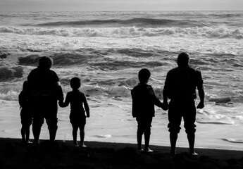 Fototapeta na wymiar Familia mirando el mar