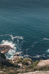 Olas del mar contra las rocas