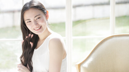 笑顔の若い女性　美容　ビューティー