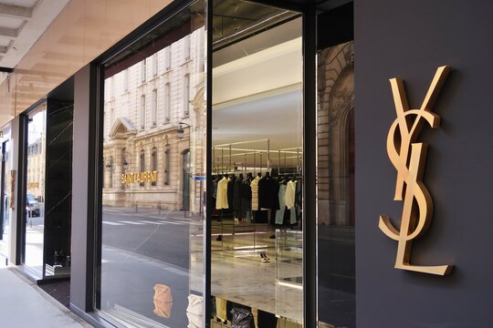 Logo et enseigne de la célèbre marque de luxe française Yves Saint Laurent (YSL), sur la devanture de sa boutique de la rue du Faubourg-Saint-Honoré à Paris - mars 2021 (France)