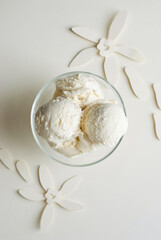 Vanilleeis in einer feinen, monochromen Farbkombination