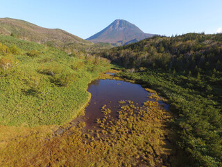 Obraz premium 空撮・秋の羅臼湖（北海道・知床） 