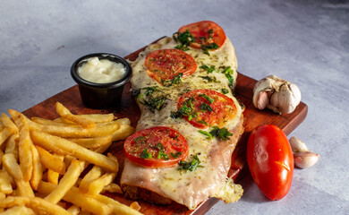 Milanesa Napolitana - papas fritas - huevo fritos