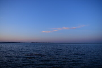 Naklejka premium The evening sky by the bay