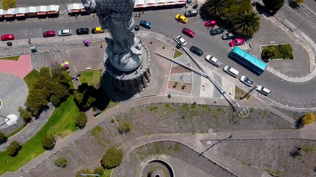 la virgen del panecillo dando la espalda al sur de quito 
