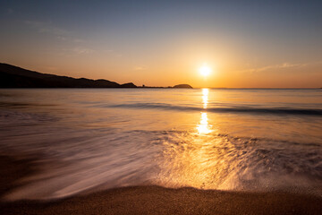 Obraz premium 砂浜から見る夕焼け