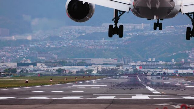 大阪国際空港に着陸する飛行機