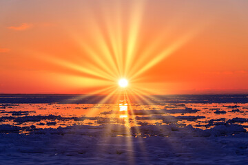 オホーツク海の流氷原に沈む夕日 © san724