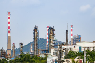 Obraz premium Plant equipment and chimney pipes of large oil refineries