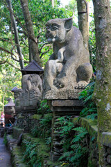 Fototapeta na wymiar statue of cat in jungle 