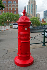 オーストラリア　シドニーの町中に立つ真っ赤な郵便ポスト