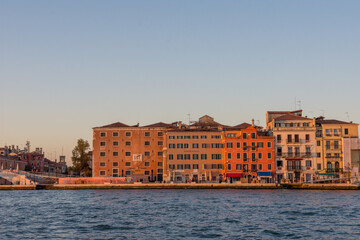 Fototapeta na wymiar discovery of the city of Venice and its small canals and romantic alleys