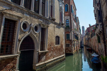 Naklejka na ściany i meble discovery of the city of Venice and its small canals and romantic alleys