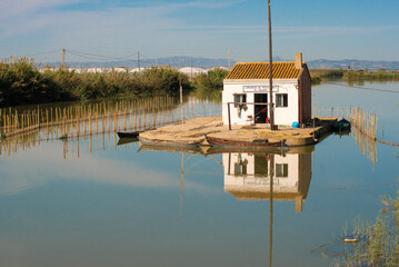 Fisherman's cabin in el palmar, within the natural park of la albufera (Valencia) - obrazy, fototapety, plakaty