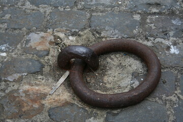 Anello da muro in ferro battuto antico per legare i muli e i cavalli 