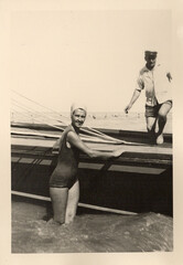 FOTO VECCHIA CON DONNA IN COSTUME IN SPIAGGIA
