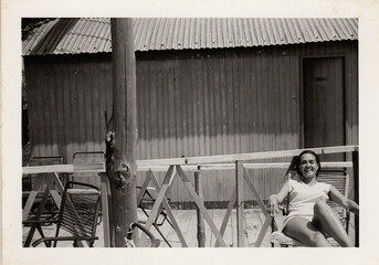 FOTO VECCHIA CON DONNA IN COSTUME IN SPIAGGIA