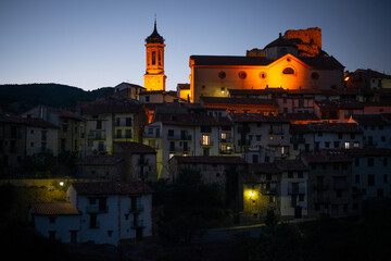 Fototapeta na wymiar Beautiful night view of Linares De Mora (Teruel, Spain), with its church and its picturesquely illuminated houses