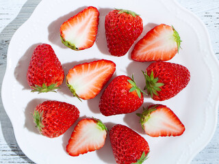 紅ほっぺ（日本の静岡県産のイチゴの品種）：丸ごとのいちごとハーフカットにして断面が見えるもの