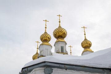 Fototapeta na wymiar Gilded domes of the Orthodox Church