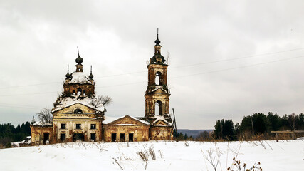Fototapeta na wymiar landscape abandoned Orthodox church in winter