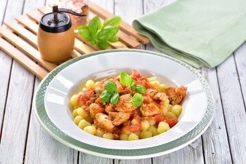 Potato gnocchi with chicken and tomatoes