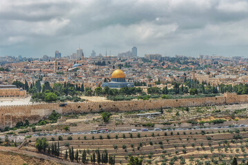 Obraz premium Important world holy places. Panorama of the old city Jerusalem, the Dome of the Rock, monumental defensive walls