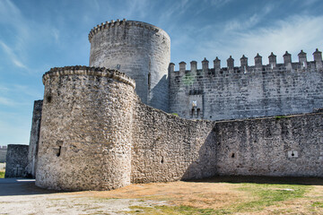 Fototapeta na wymiar Murallas y almenas del castillo medieval de Cuellar, Segovia