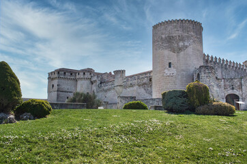 Fototapeta na wymiar Vista general del castillo medieval de Cuellar en la provincia de Segovia, España