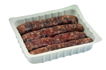 Barquette en plastique de saucisses de porc crues en gros plan sur fond blanc
