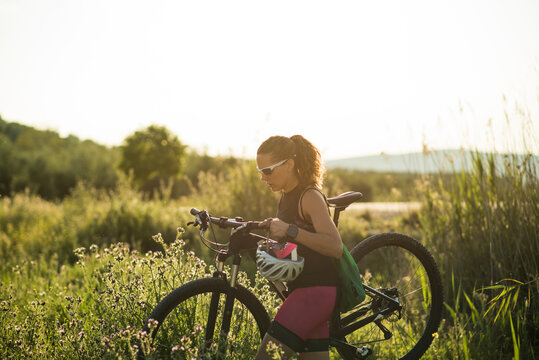 Female triathlete carries her bike in an inaccessible part to find a lane