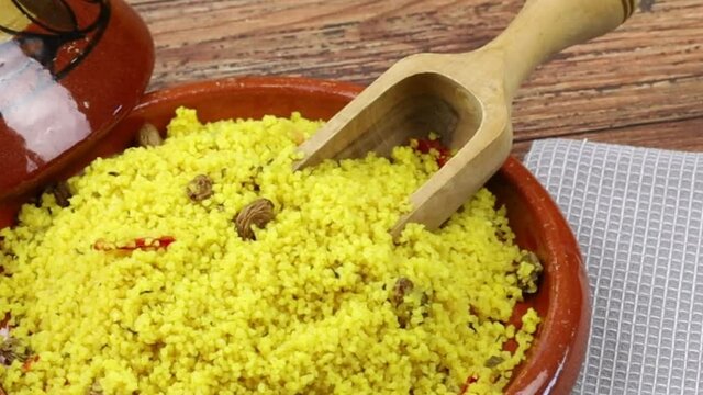 plat de couscous au curry sur une table