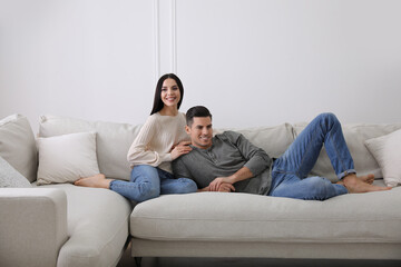 Obraz premium Couple resting on sofa in living room