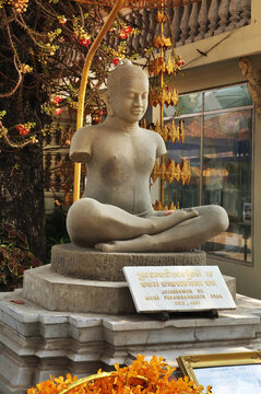 Buddha statue at Royal Palace (Preah Barum Reachea Veang Nei Preah Reacheanachak Kampuchea) in Phnom Penh. Cambodia